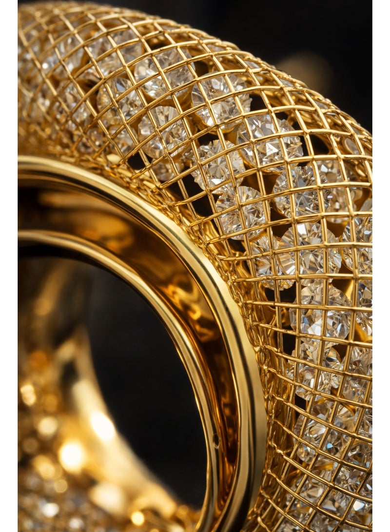 ثري دايموندز حلق حريمي نصف دائري مطلي دهب بفصوص لامعة، تصميم فاخر وكبير يبرز جمال الإطلالة - Image 3